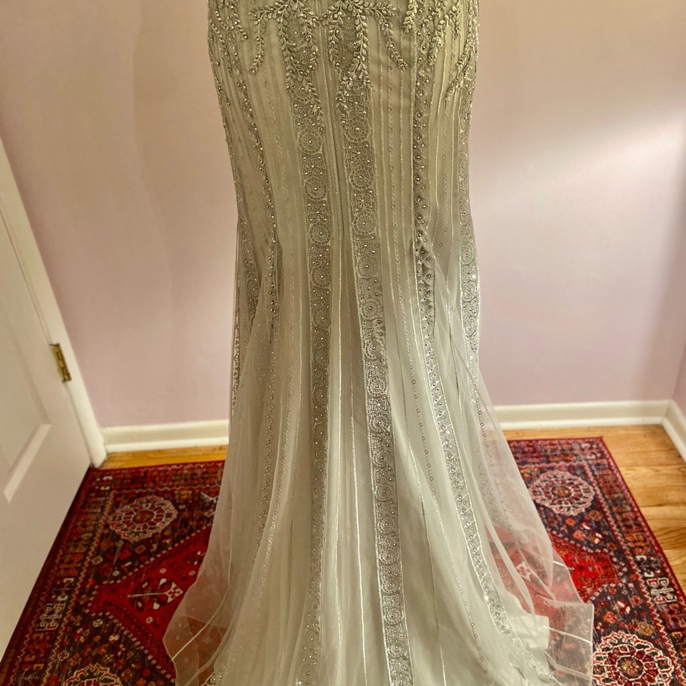 Beautiful, Elegant , mermaid gown by Elle Wilde by Mon Cherie size 0 - Picture 5 of 8